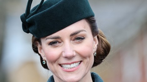 Kate Middleton na paradi ob dnevu svetega Patrika nosila kraljevski zeleni plašč naših sanj