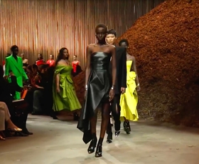 Modna hiša Alexander McQueen ponovno predstavi  kolekcijo jesen/zima 2022 v New Yorku