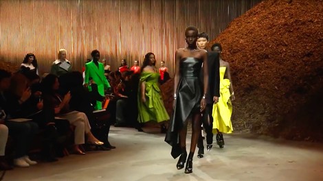 Modna hiša Alexander McQueen ponovno predstavi  kolekcijo jesen/zima 2022 v New Yorku