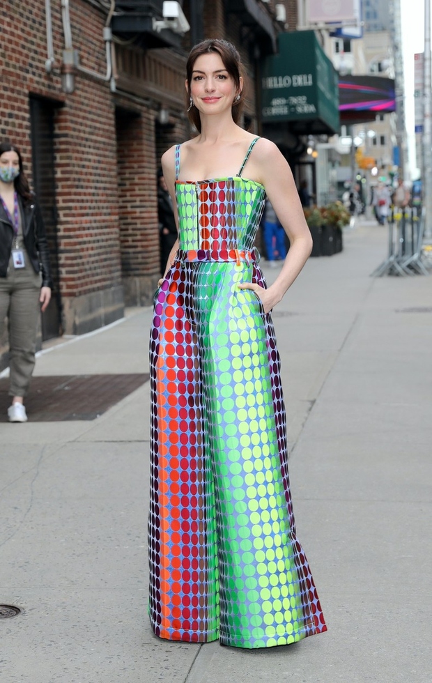 V New Yorku je nosila barvito obelko oblikovalca Christopherja Johna Rogersa.