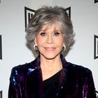 Jane Fonda navdušila v elegantnih hlačah v stilu 70-ih. Poglejte, kako jih je kombinirala