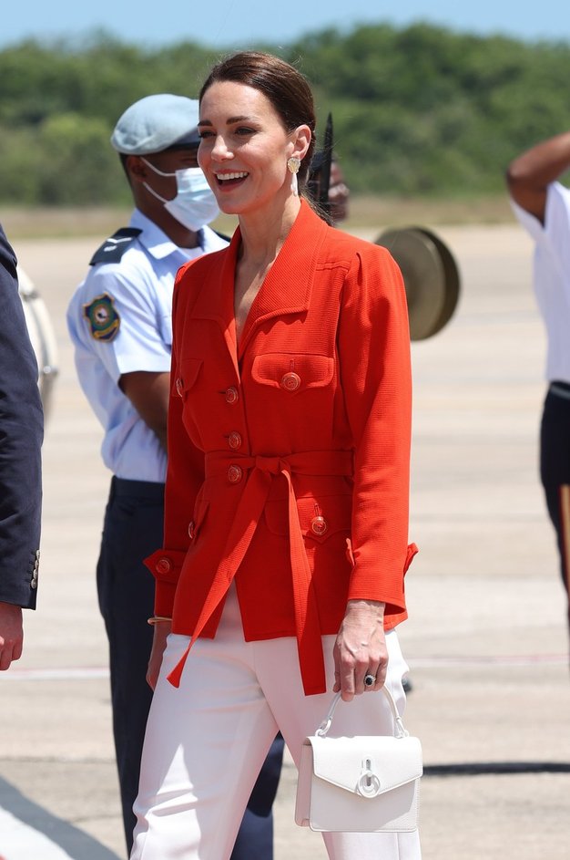 Kate je debitirala z rdečim suknjičem, ki naj bi bil vintidž kos znamke Yves Saint Laurent, vojvodinja pa naj bi …