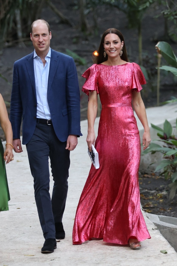 Ko se je torej Kate pridružila svojemu možu princu Williamu na dogodku v počastitev kraljičinega platinastega jubilejnega leta med njuno …