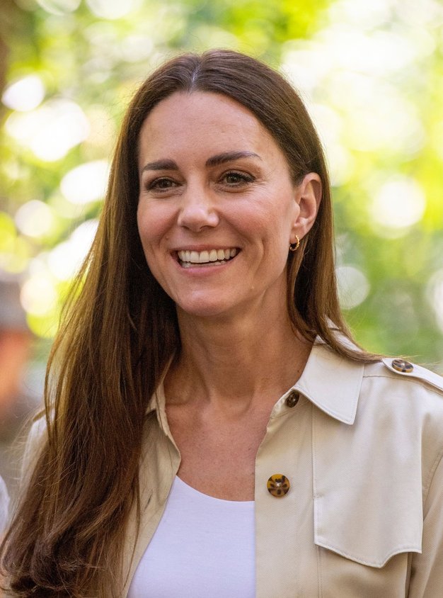 Kate Middleton je na kraljevi turneji po Karibih vedno znova dokazala, da se enako dobro počuti tako v supergah in …