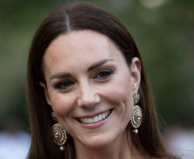 Kate Middleton na kraljevi turneji v Belizeju naravnost osupljiva v najlepši obleki doslej