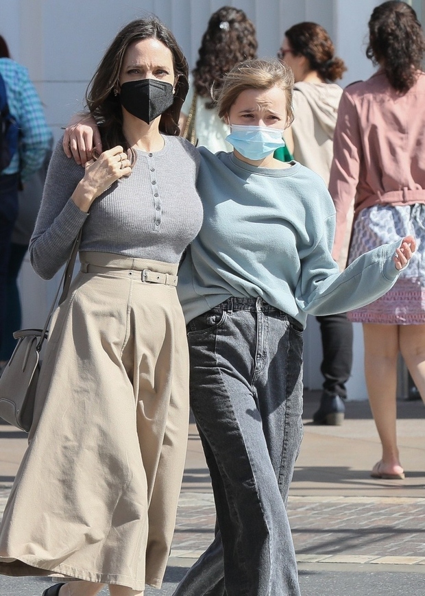 Angelina Jolie je med nakupovanjem s hčerko Vivienne v Los Angelesu te čevlje kombinirala s sivo rebrasto majico z drobnimi …