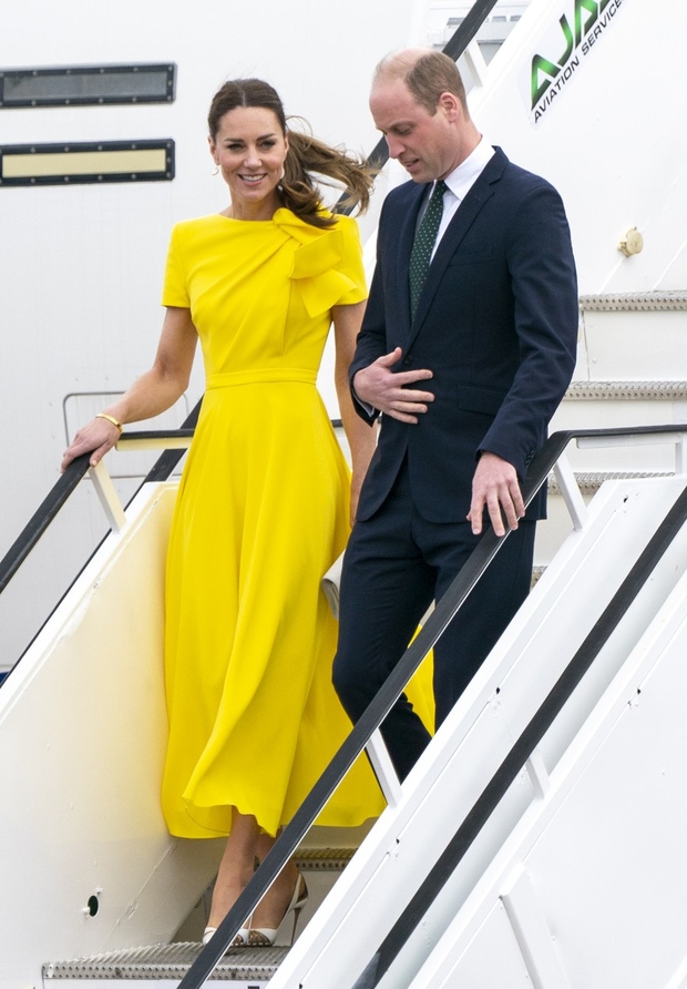 2022 Ob pristanku v Kingstonu je Kate iz letala stopila v obleki Brigitte znamke Roksanda - živo rumena barva je …