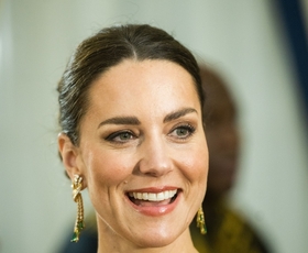 Kate Middleton na uradni večerji na Jamajki zablestela v čudoviti zeleni obleki, vredni prave kraljice