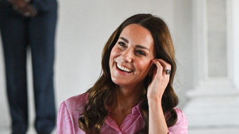 Kate Middleton osupnila v obleki s popolno silhueto za ženske nad 40 let