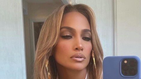 Jennifer Lopez nosila čudovito poletno obleko z odprtim hrbtom
