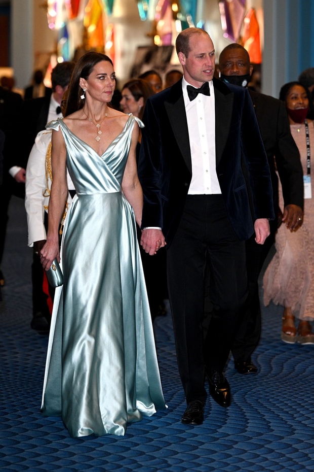 To je že tretji glamurozni videz, ki ga je Kate nosila med karibsko turnejo s princem Williamom. Najprej je na …