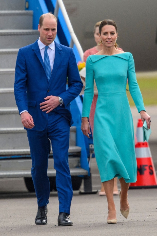 Kate Middleton je videz dopolnila s svetlo rjavimi semiš čevlji Gianvito Rossi; dodala je uhane Sezane, ki se ujemajo z …