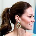 Kate Middleton svoj modni navdih tokrat našla pri Carrie Bradshaw: Kateri obleka pristoji bolje?
