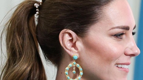 Kate Middleton svoj modni navdih tokrat našla pri Carrie Bradshaw: Kateri obleka pristoji bolje?