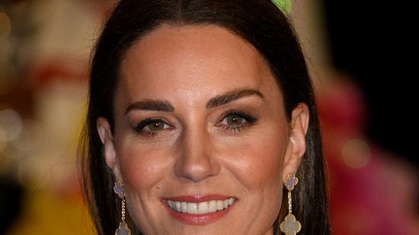 Kate Middleton zablestela v svetlo modri svileni obleki, ki jemlje dih
