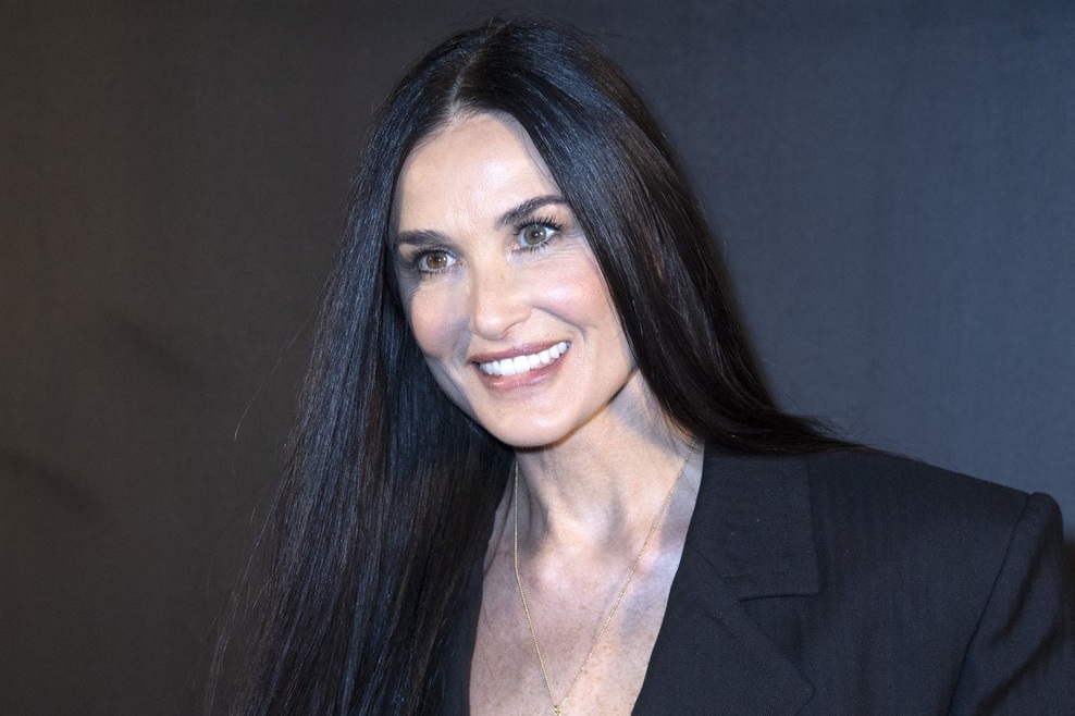 Demi Moore se pridružuje viralnemu trendu moških hlač s prepognjenim pasom: Tako jih lahko nosite ženske nad 50 let (foto: Profimedia)