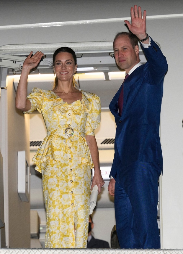 Kate Middleton se je na letališču Lynden Pindling v Nassauu na Bahamih znova obrnila k britanski modi, še posebej k …