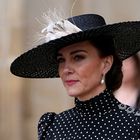 Kate Middleton se je na spominski slovesnosti s kraljevo družino z obleko v slogu 80. poklonila princesi Diani