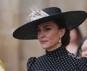 Kate Middleton se je na spominski slovesnosti s kraljevo družino z obleko v slogu 80. poklonila princesi Diani