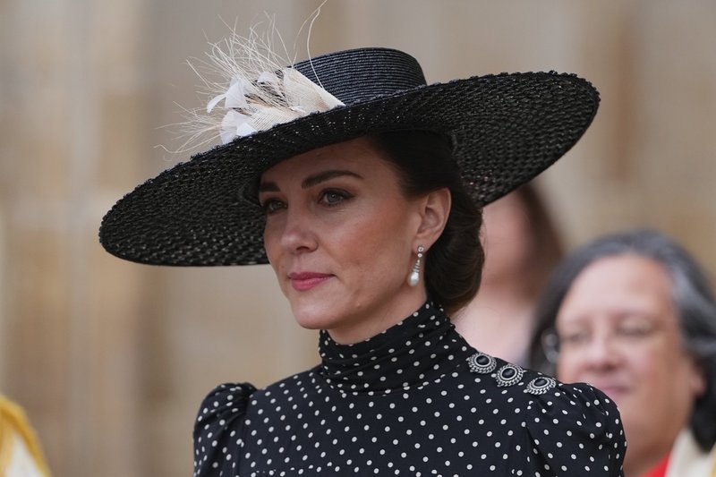Kate Middleton se je na spominski slovesnosti s kraljevo družino z obleko v slogu 80. poklonila princesi Diani (foto: Profimedia)