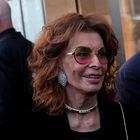 Sophia Loren spektakularna pri 87 letih s prosojnim topom na zabavi Giorgio Armani