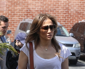 Jennifer Lopez nosila kavbojke z visokim pasom, ki najbolje pristajajo k ravni silhueti s širokimi boki