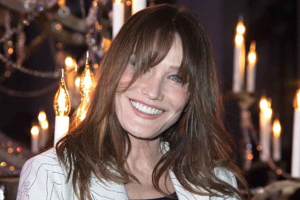 Pozabite koktajl obleke, Carla Bruni za večerni dogodek izbrala ta kos s pariškim pridihom (foto: Profimedia)
