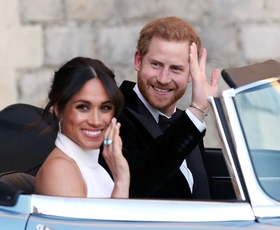 Meghan osupnila v mini zlati obleki, ki je nikakor ne bi smela obleči, ko je bila uradno še članica kraljeve družine