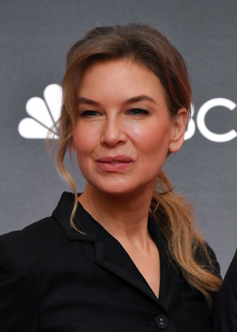 Renée Zellweger si je skrajšala lase in izgleda odlično! Njen frizer je razkril, da ga je navdihnila pričeska Davida Bowieja (foto: Profimedia)