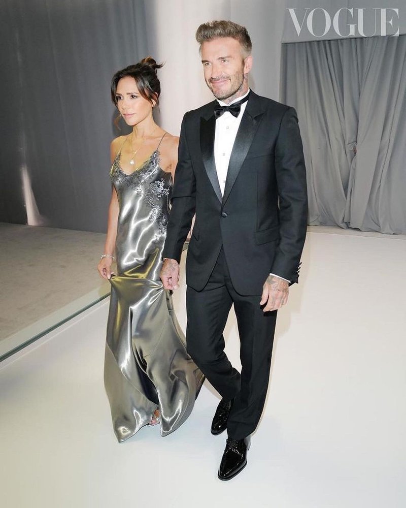 Videz Victorie Beckham na sinovi poroki je bil edinstveno netradicionalen: Njena obleka je bila tako drzna kot prefinjena (foto: Instagram)