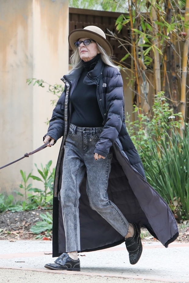 Videti je, da Diane Keaton obožuje črne prešite plašče, saj jih nosi zelo pogosto, od krajših jaken do dolgih plaščev …