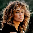 Jennifer Lopez navdušila v romantični srajci in kavbojkami, ki najbolje pristajajo ženskam z oblinami