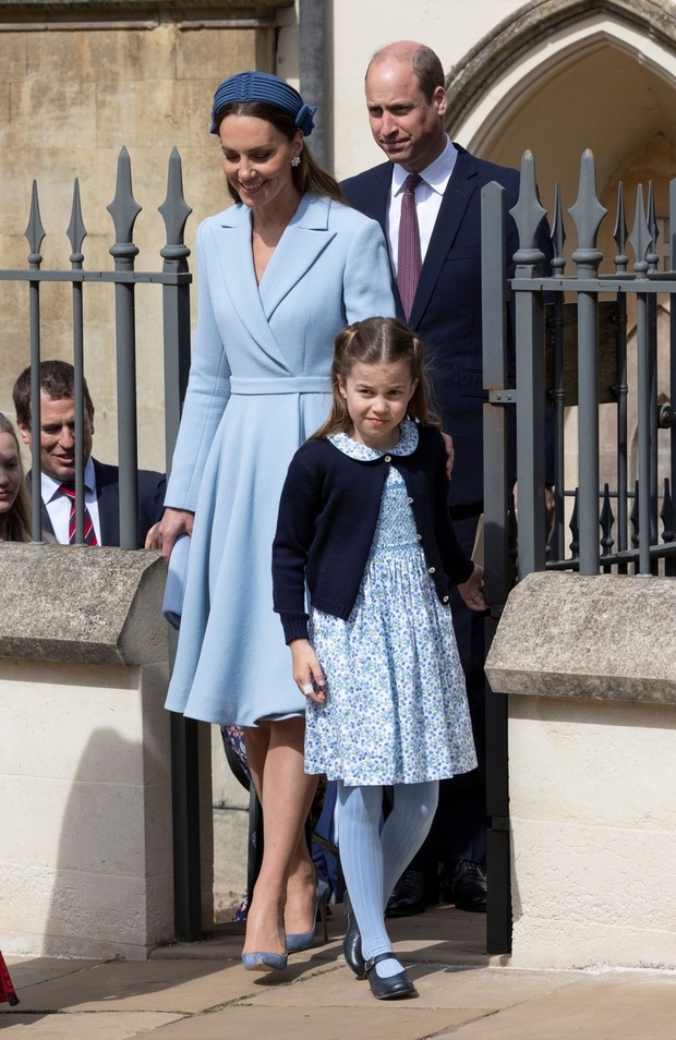 Princ William in Kate Middleton sta poosebljaja eleganco in prefinjenost, ko sta dva od svojih treh otrok pospremila na posebno …