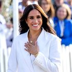 Meghan Markle po dolgem času navdušila v belem spomladanskem stajlingu