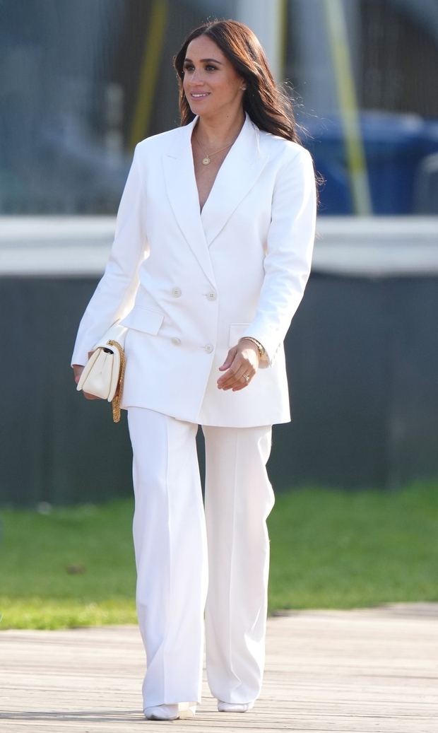 Vojvodinja se je odločila za monokromatski bel stajling. Izbrala je bel suknjič in široke bele hlače modne hiše Valentino.