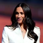 Pozabite na poletne obleke, Meghan Markle navdušila v tej športno elegantni kombinaciji za vsak dan