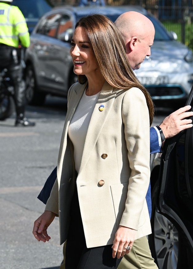 Kate Middleton je kot običajno blestela z videzom, ki temelji na bež suknjiču standardne velikosti, ne prevelikem, zelo primernem za …