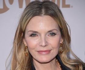 Michelle Pfeiffer dokazala, da ta eleganten videz ostaja nepremagljiv, in požela val navdušenja