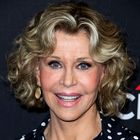 Jane Fonda pokazala, kako pri 70 in več letih nositi večno suknjič iz tvida