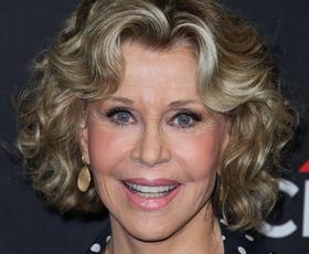 Jane Fonda pokazala, kako pri 70 in več letih nositi večno suknjič iz tvida