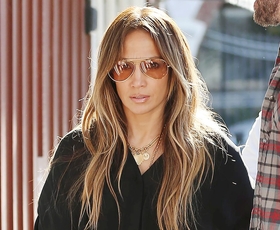 Jennifer Lopez nosila konfuzen pomladni videz: gre za srajčno obleko ali pajac?