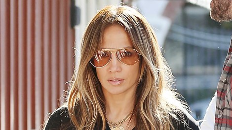 Jennifer Lopez nosila konfuzen pomladni videz: gre za srajčno obleko ali pajac?