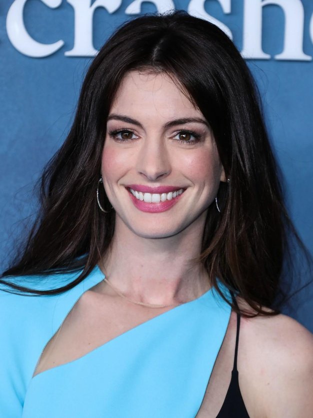 Anne Hathaway je dokazala, da lahko na rdeči preprogi filmskega festivala v Cannesu blesti enako dobro kot na newyorških ulicah. …