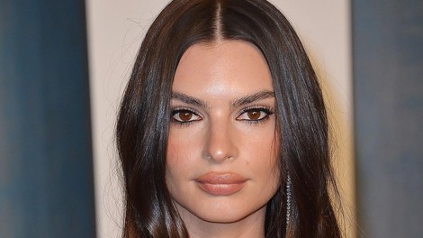 Pozabite na suknjiče, Emily Ratajkowski s klasičnimi hlačami nosila ta nepričakovan kos