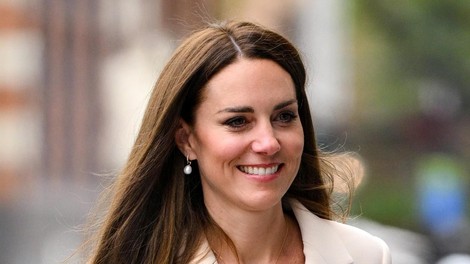 Kate Middleton za skupni izlet s princeso Anne izbrala nadvse privlačen videz