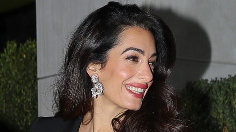 Amal Clooney zamenjala svoj poslovni videz s klasičnimi kavbojkami in prosojnim topom ter požela val navdušenja