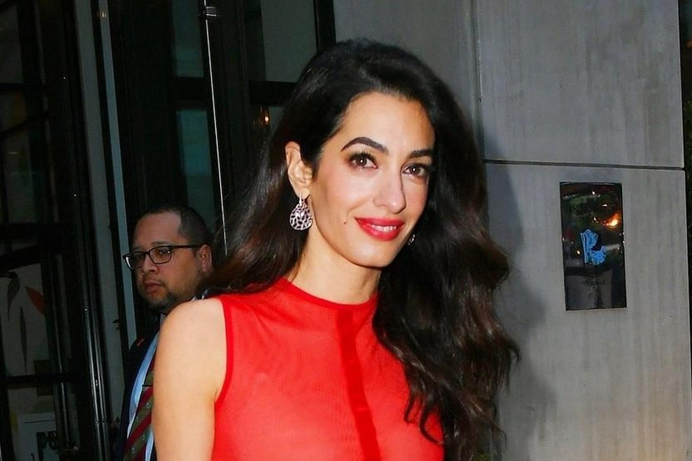 Amal Clooney je pred kratkim na večerji v newyorškem Midtownu klasično kombinacijo kavbojk in majice sodobno posodobila in oblekla vrečaste …