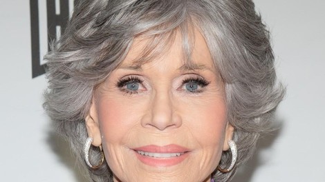 Jane Fonda se je poslovila od svojih sivih las in izbrala najbolj drzno barvo las za ženske nad 70 let