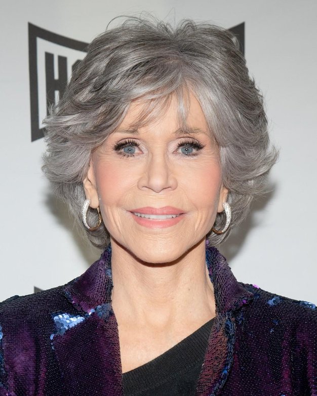 Jane Fonda se je poslovila od svojih sivih las in izbrala najbolj drzno barvo las za ženske nad 70 let - Foto: Profimedia
