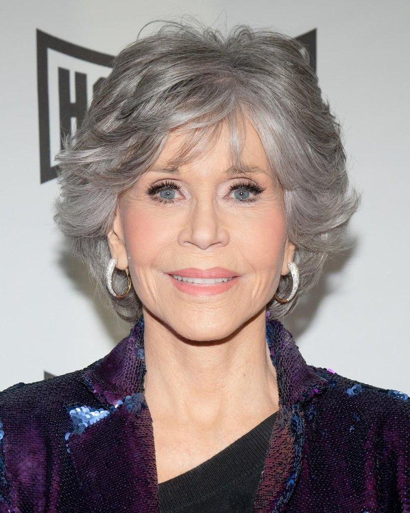 Jane Fonda se je poslovila od svojih sivih las in izbrala najbolj drzno barvo las za ženske nad 70 let (foto: Profimedia)